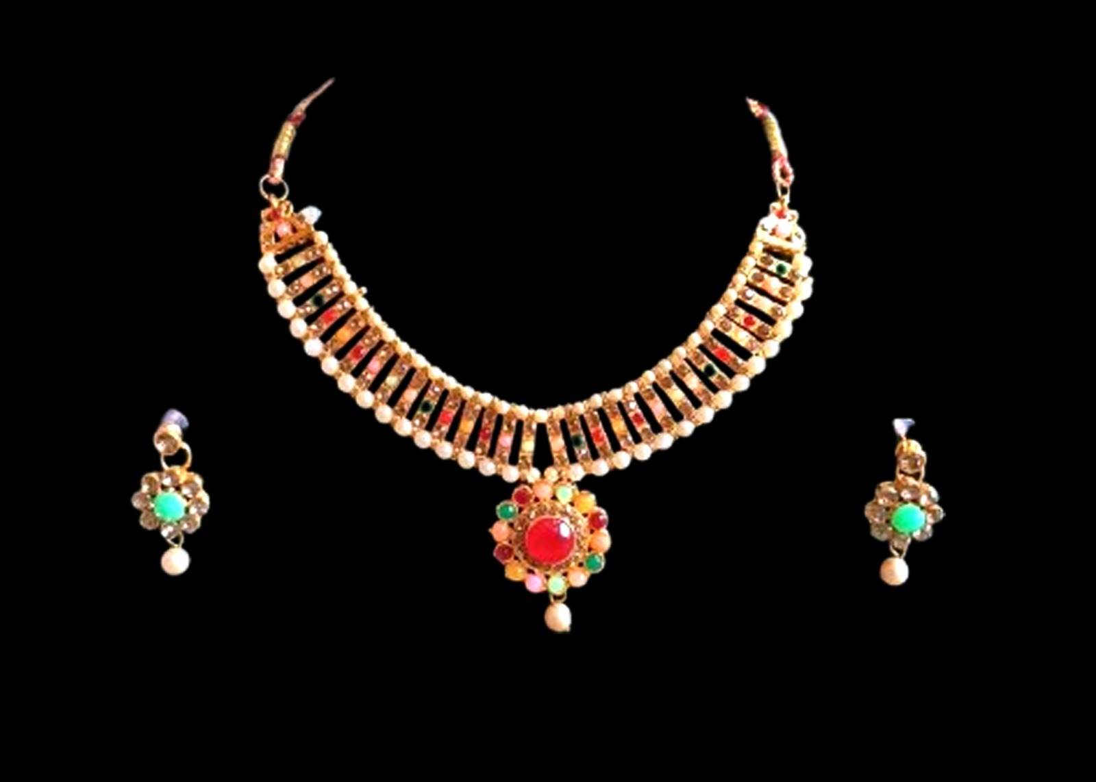 Elegant Traditional Necklace Set with Pearls and Gemstones